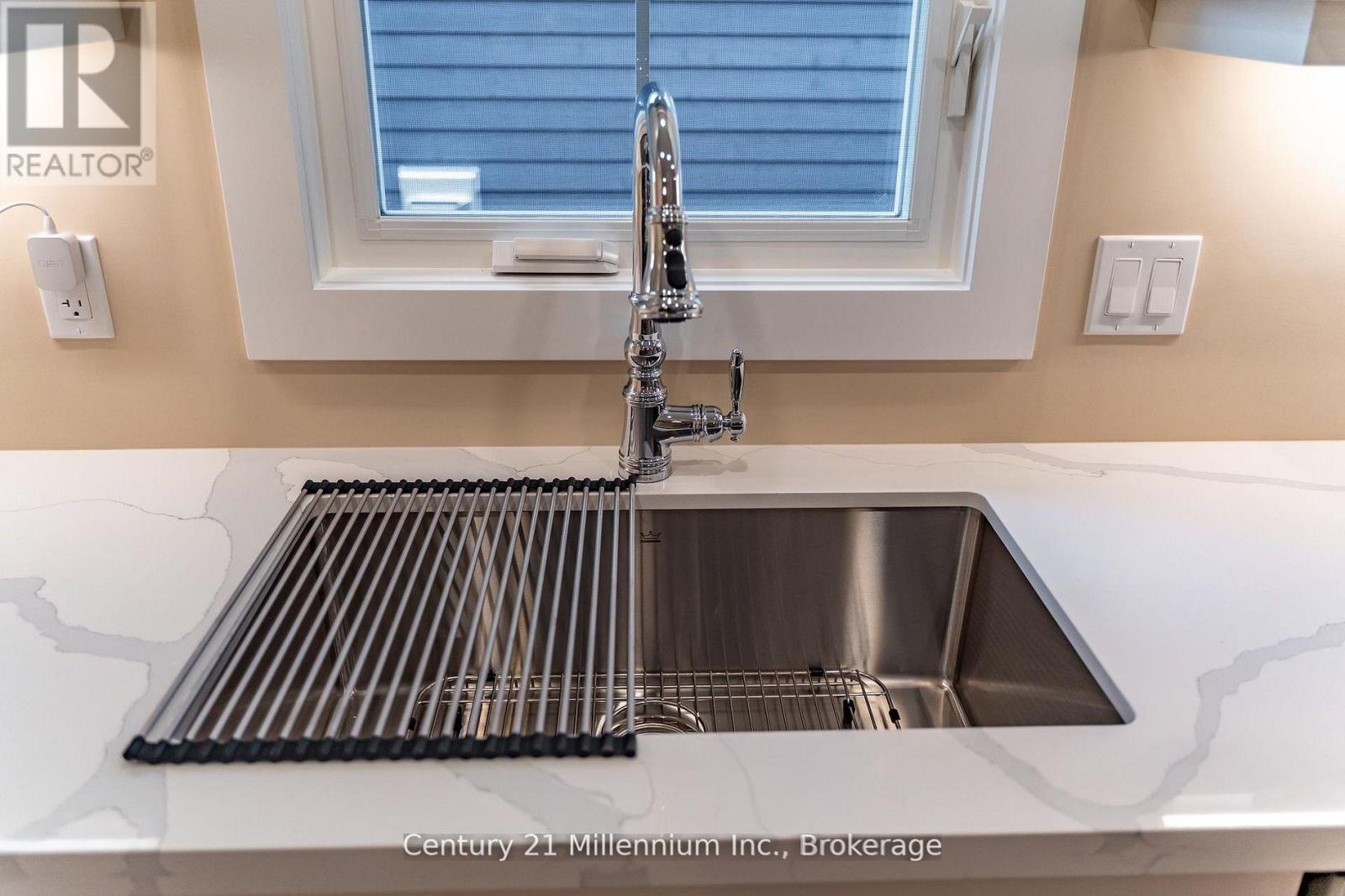 7 Grenville Street N Property Photo 6