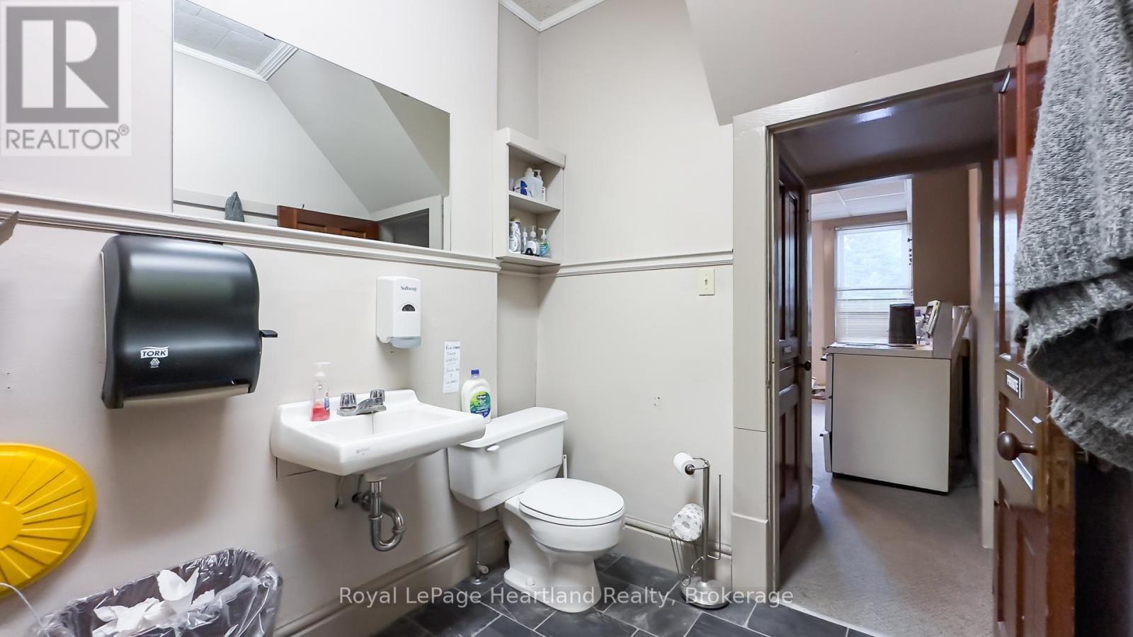 401 Queen Street Property Photo 17