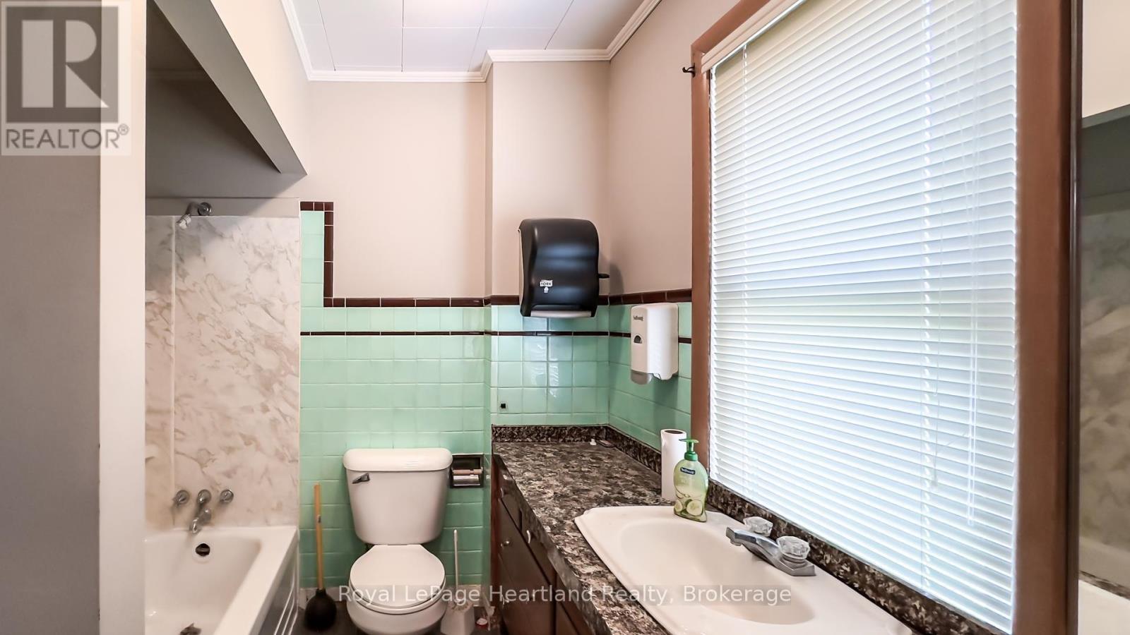 401 Queen Street Property Photo 23