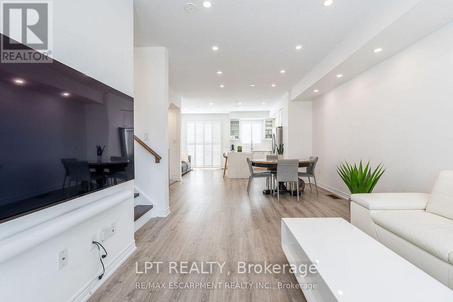 16 Place Polonaise Drive Property Photo 15