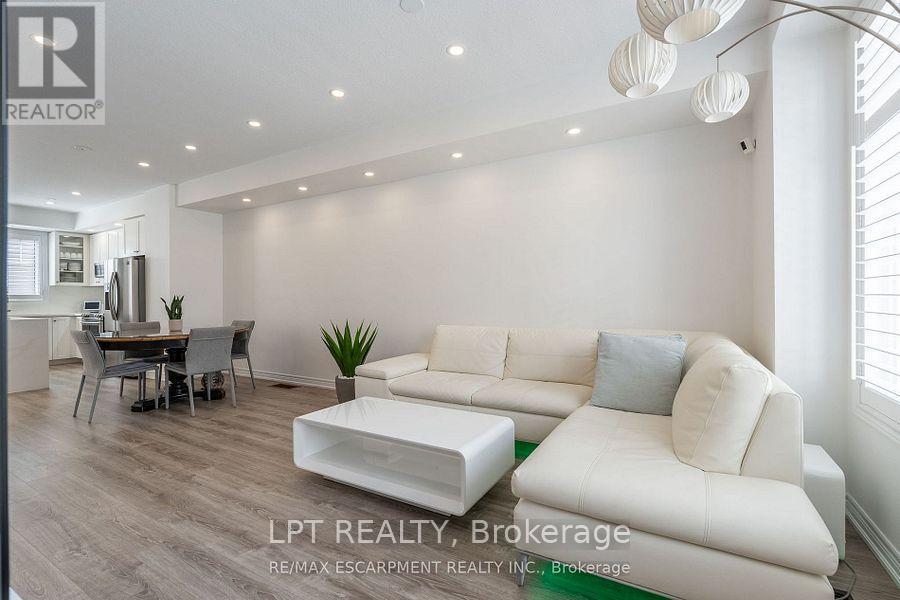 16 Place Polonaise Drive Property Photo 18