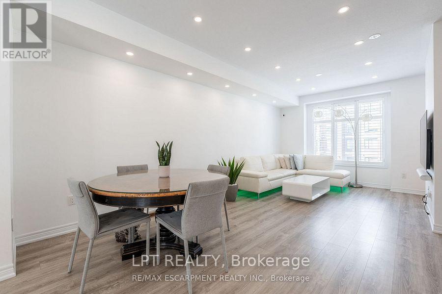 16 Place Polonaise Drive Property Photo 19