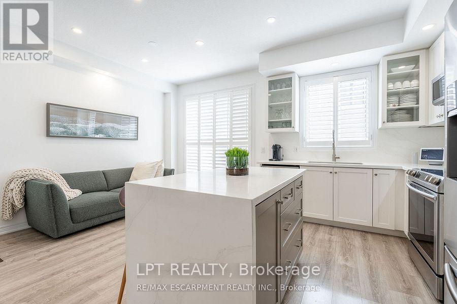 16 Place Polonaise Drive Property Photo 20