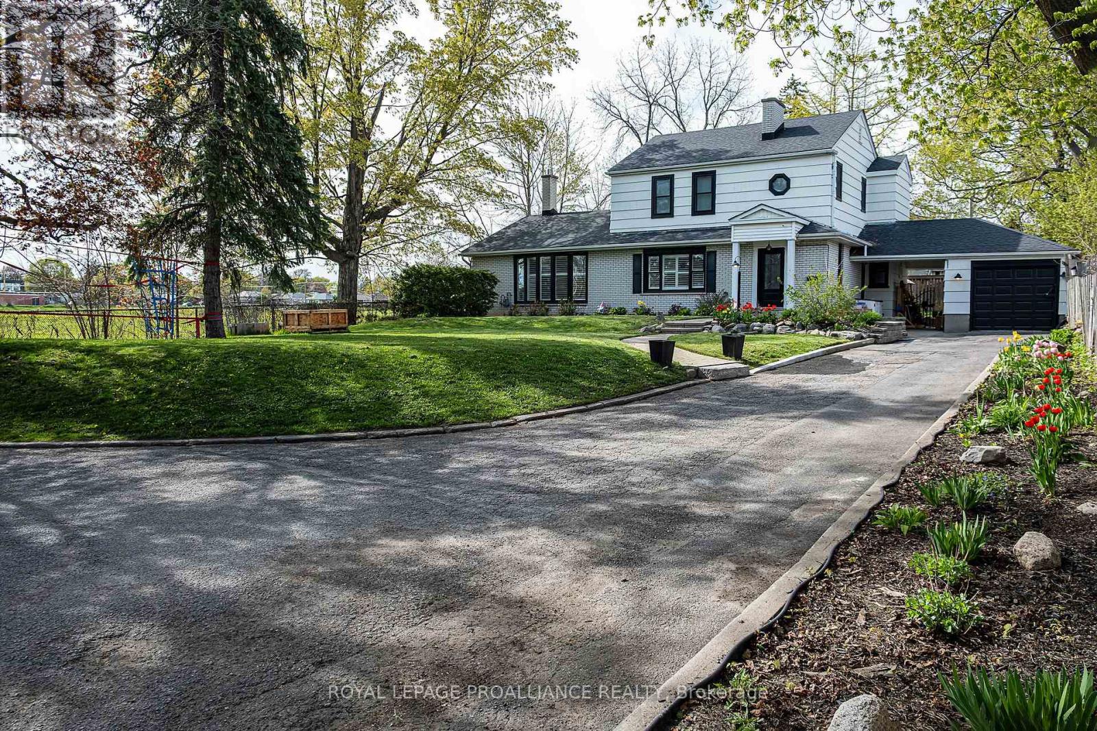 306 Dundas Street W Property Photo 1