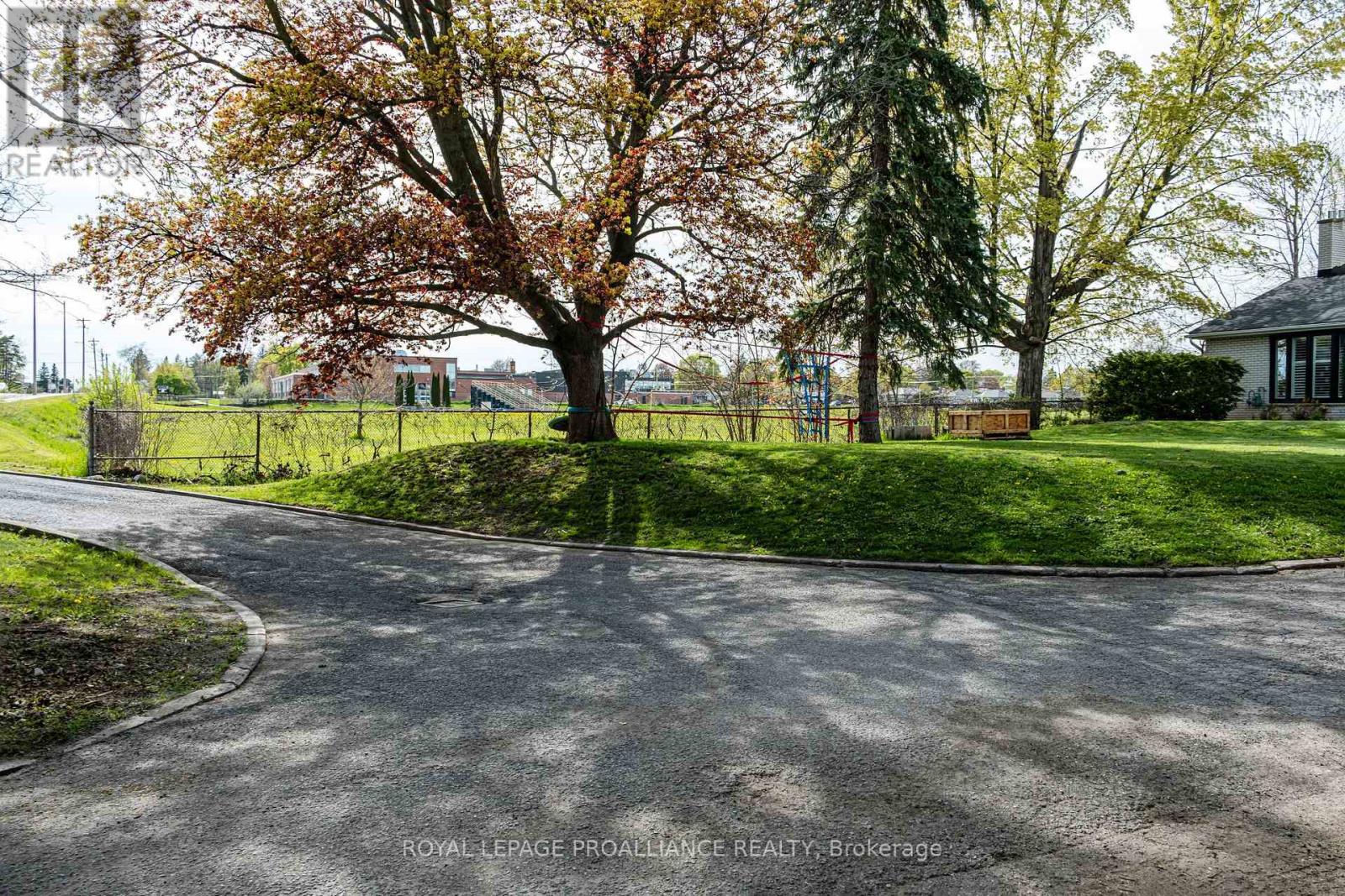 306 Dundas Street W Property Photo 2