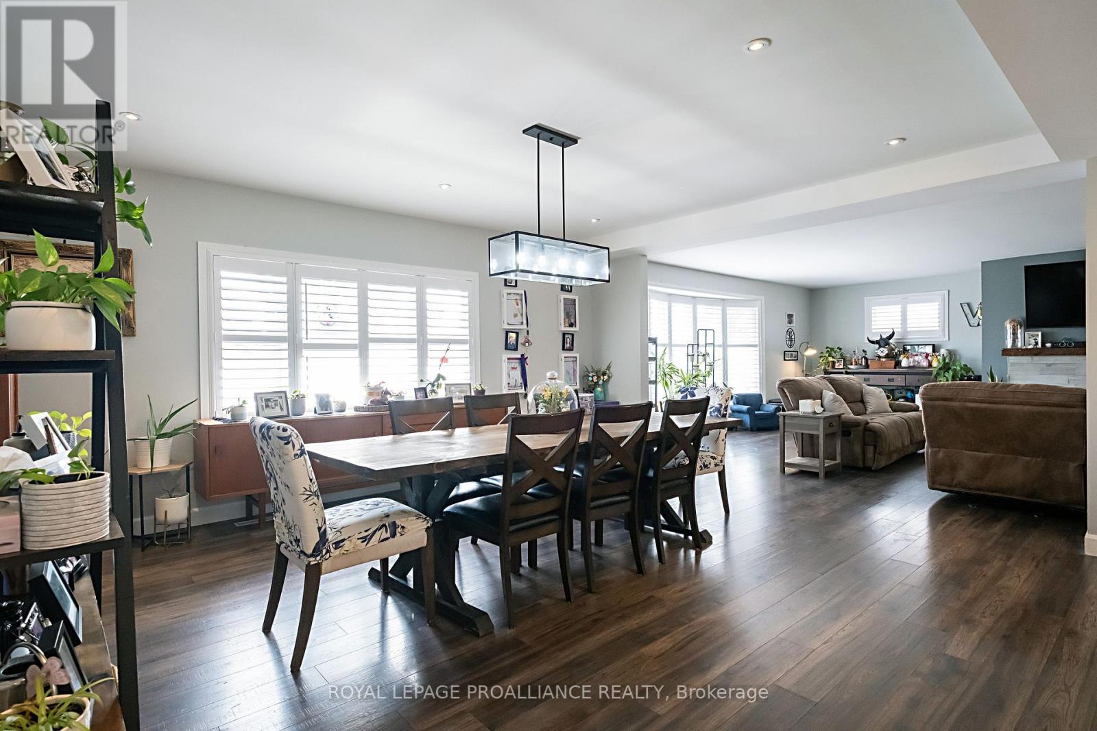 306 Dundas Street W Property Photo 14