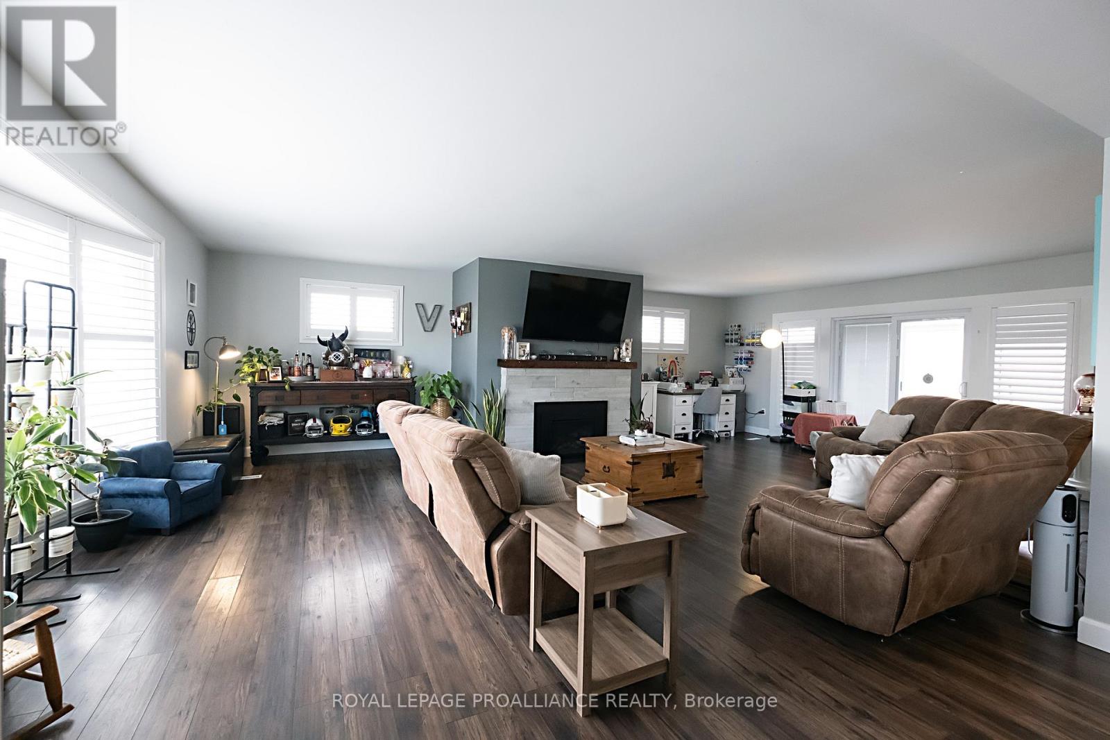 306 Dundas Street W Property Photo 15