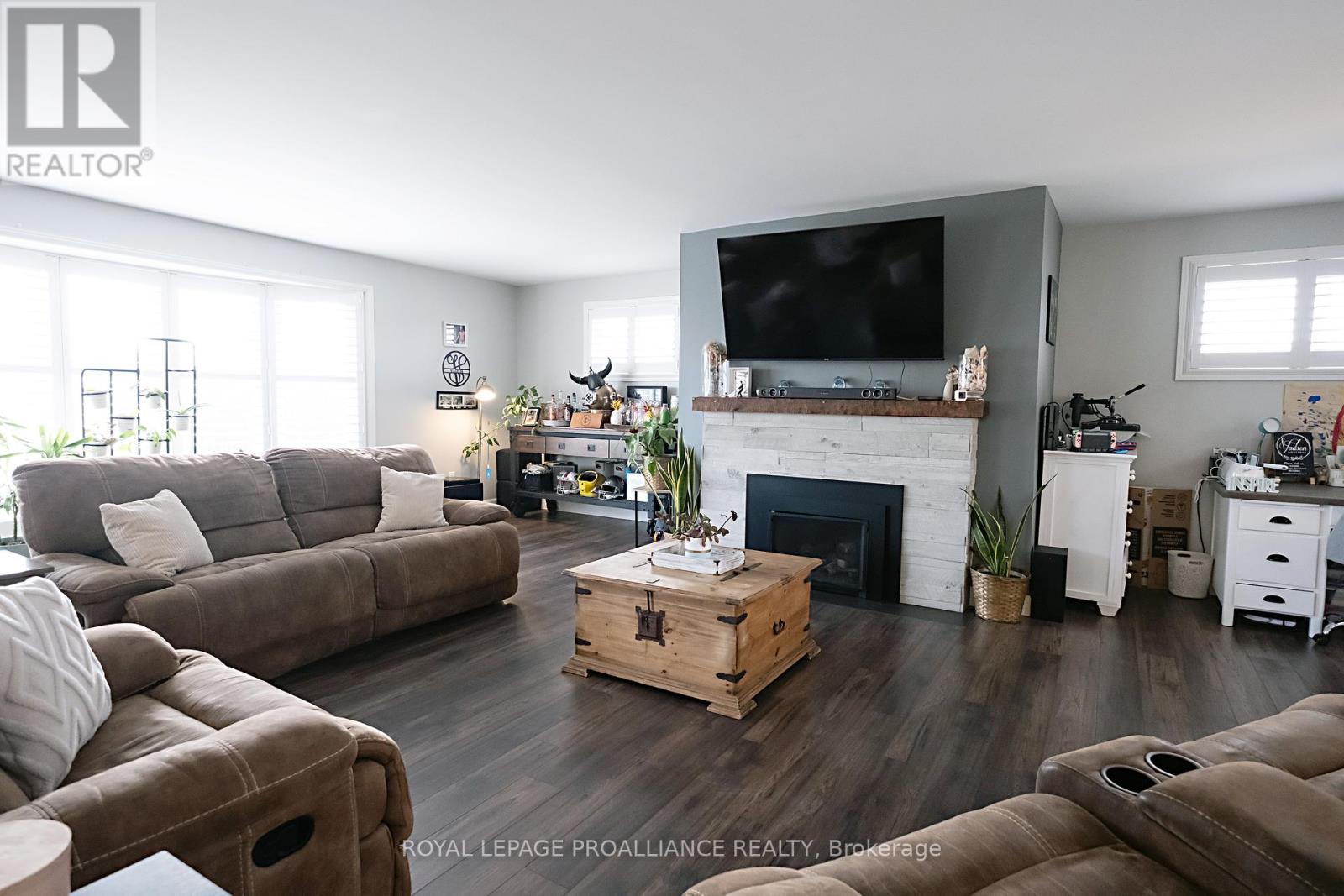 306 Dundas Street W Property Photo 17