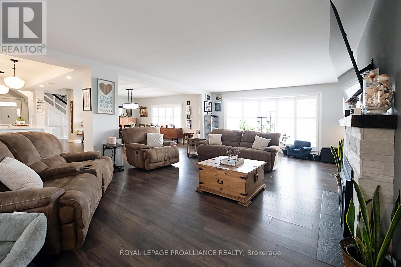 306 Dundas Street W Property Photo 19