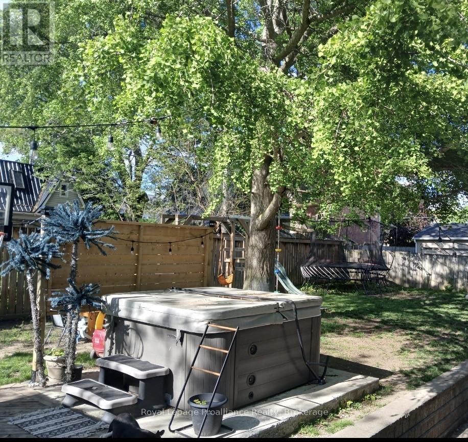 306 Dundas Street W Property Photo 35