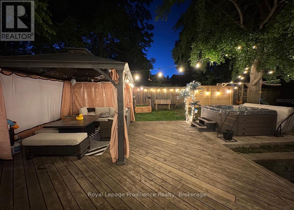 306 Dundas Street W Property Photo 36