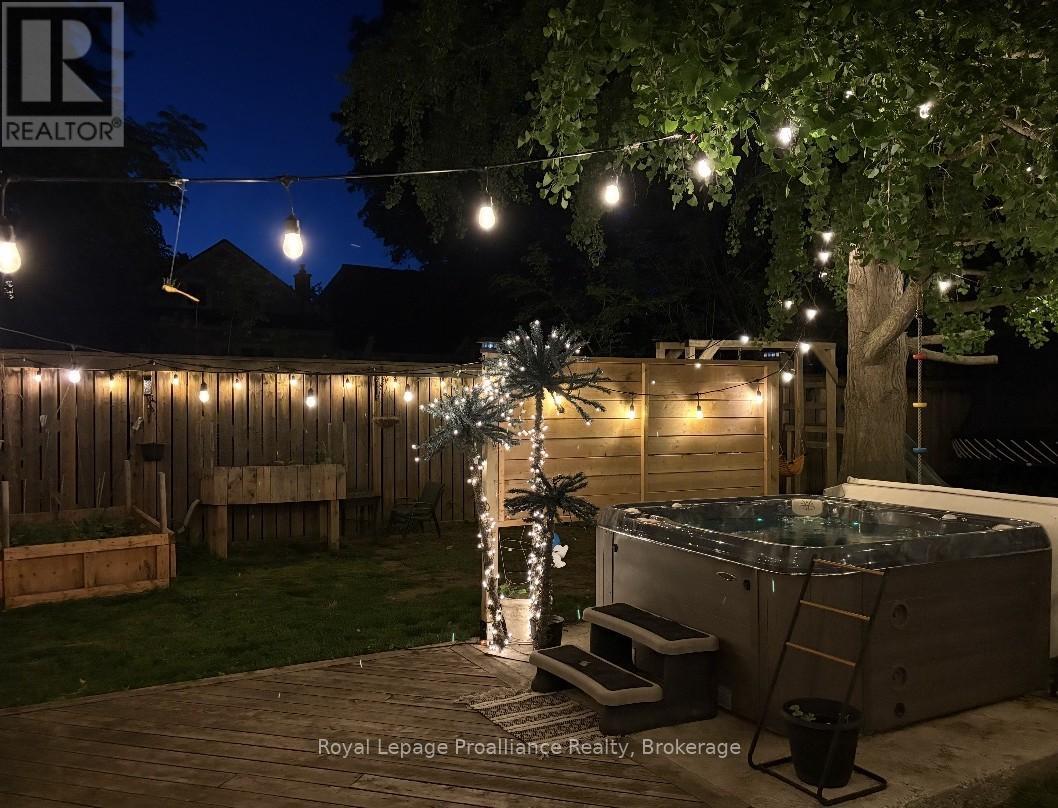 306 Dundas Street W Property Photo 38