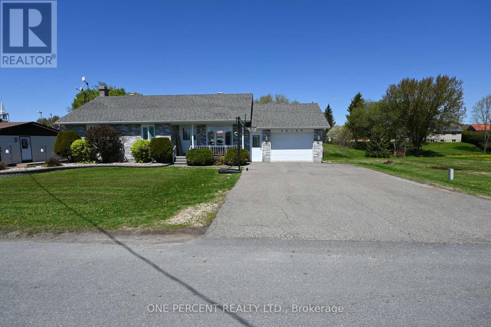 2010 Rue Du Parc Street W Property Photo 1