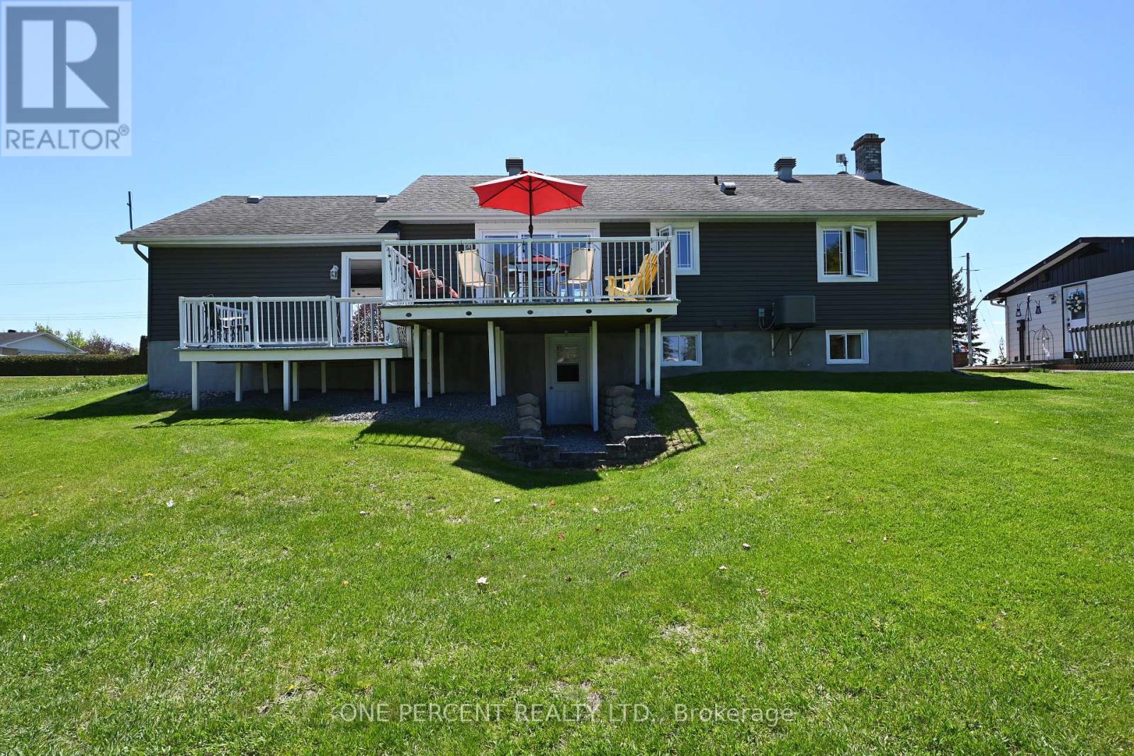 2010 Rue Du Parc Street W Property Photo 2