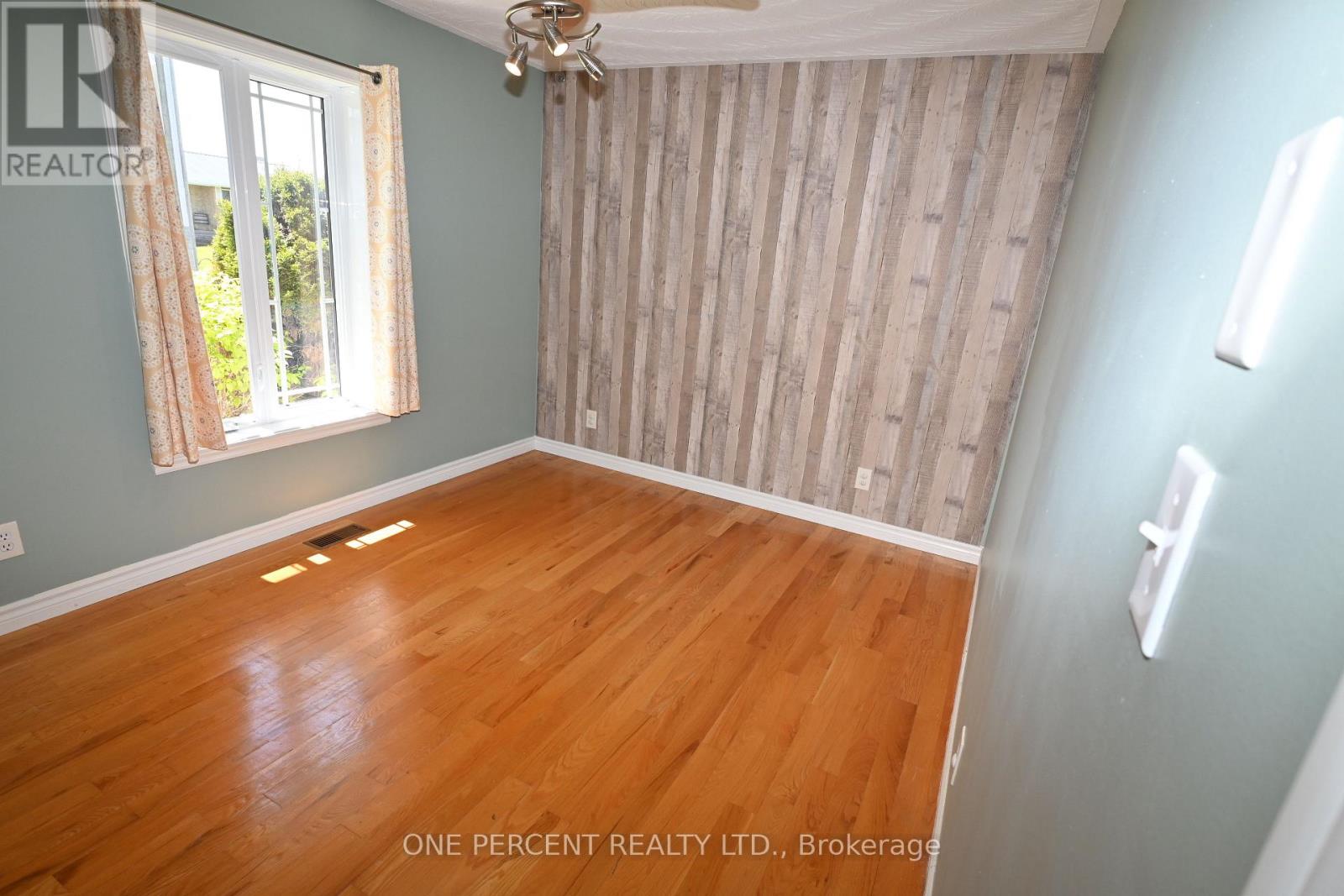 2010 Rue Du Parc Street W Property Photo 10