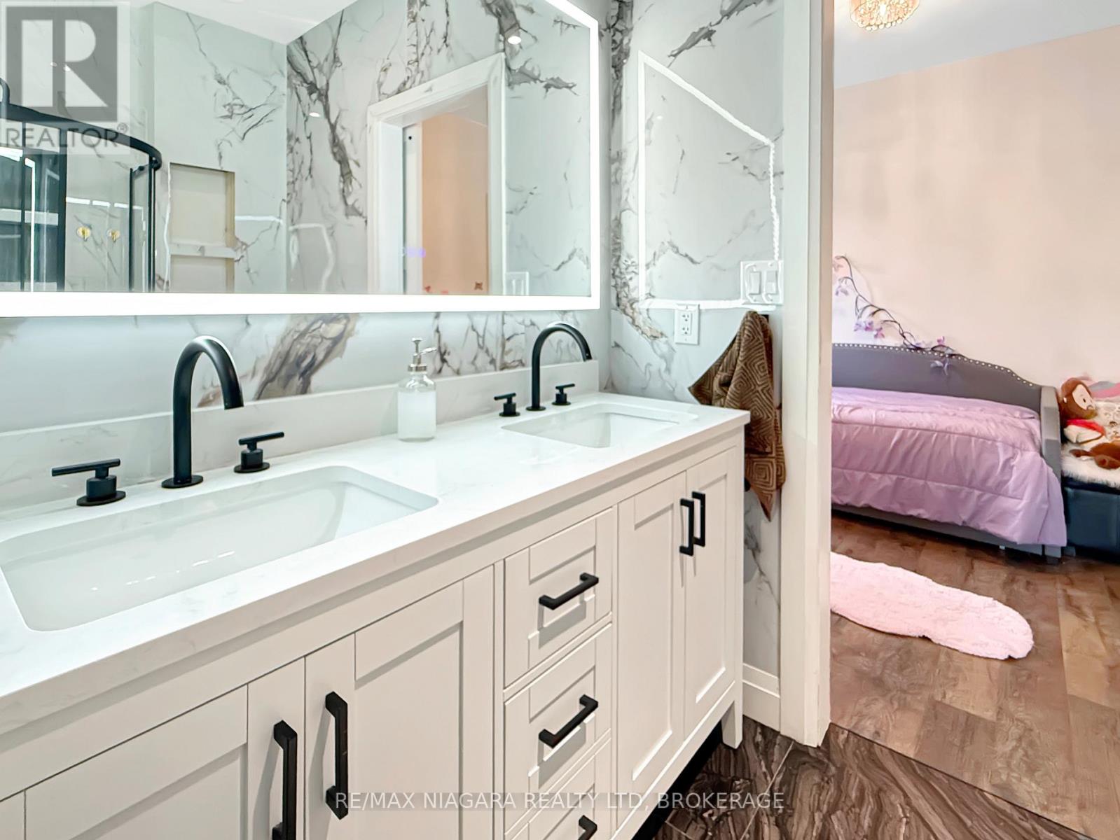 8 Adelaide Street Property Photo 28