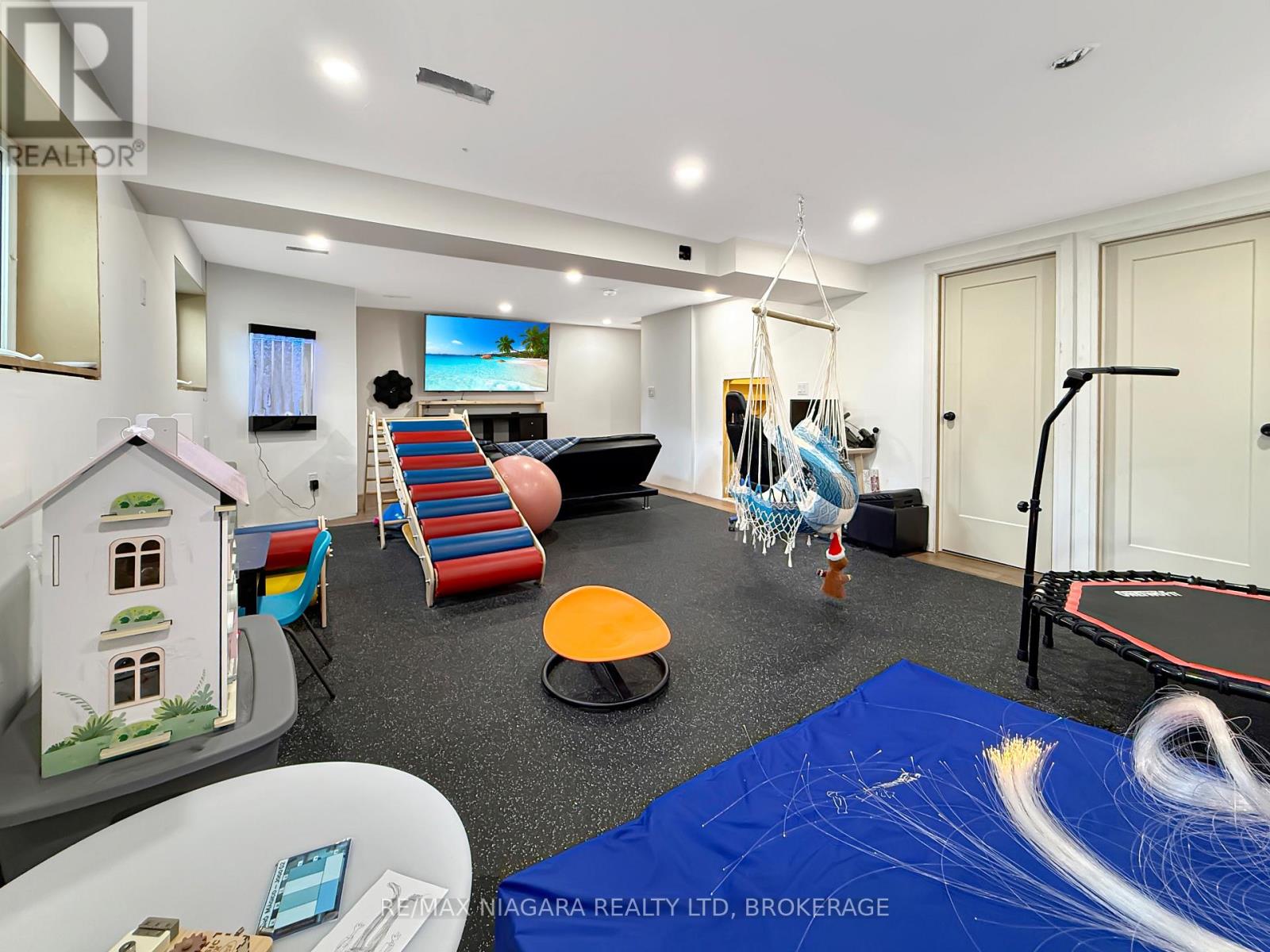 8 Adelaide Street Property Photo 35