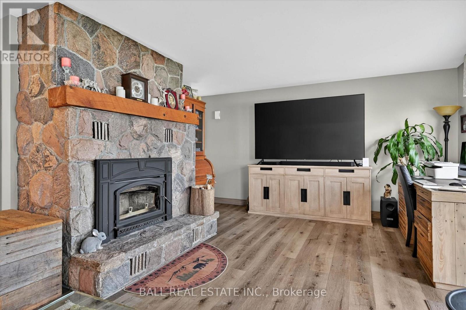 2554 Buckhorn Road N Property Photo 8