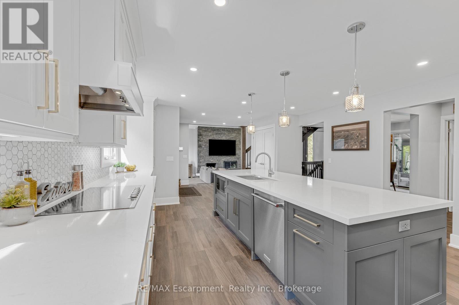 2092 Highway 6 Property Photo 12