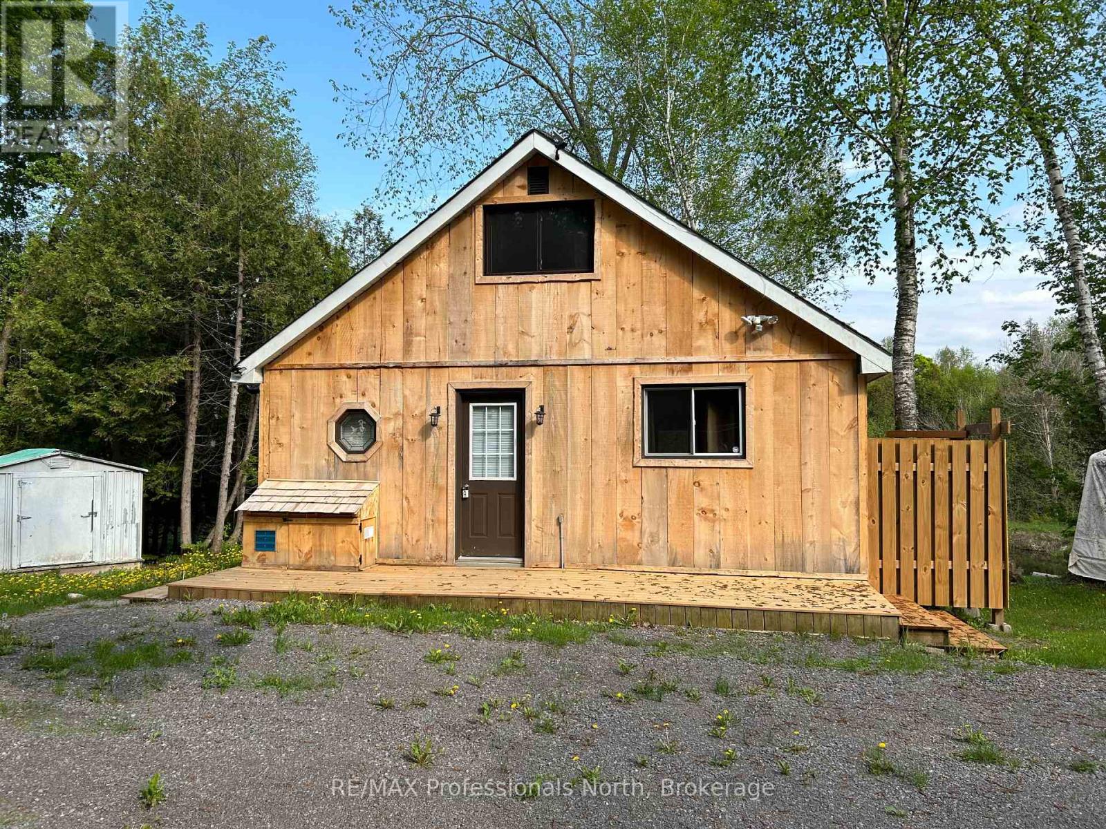 810 4th Line Property Photo 2