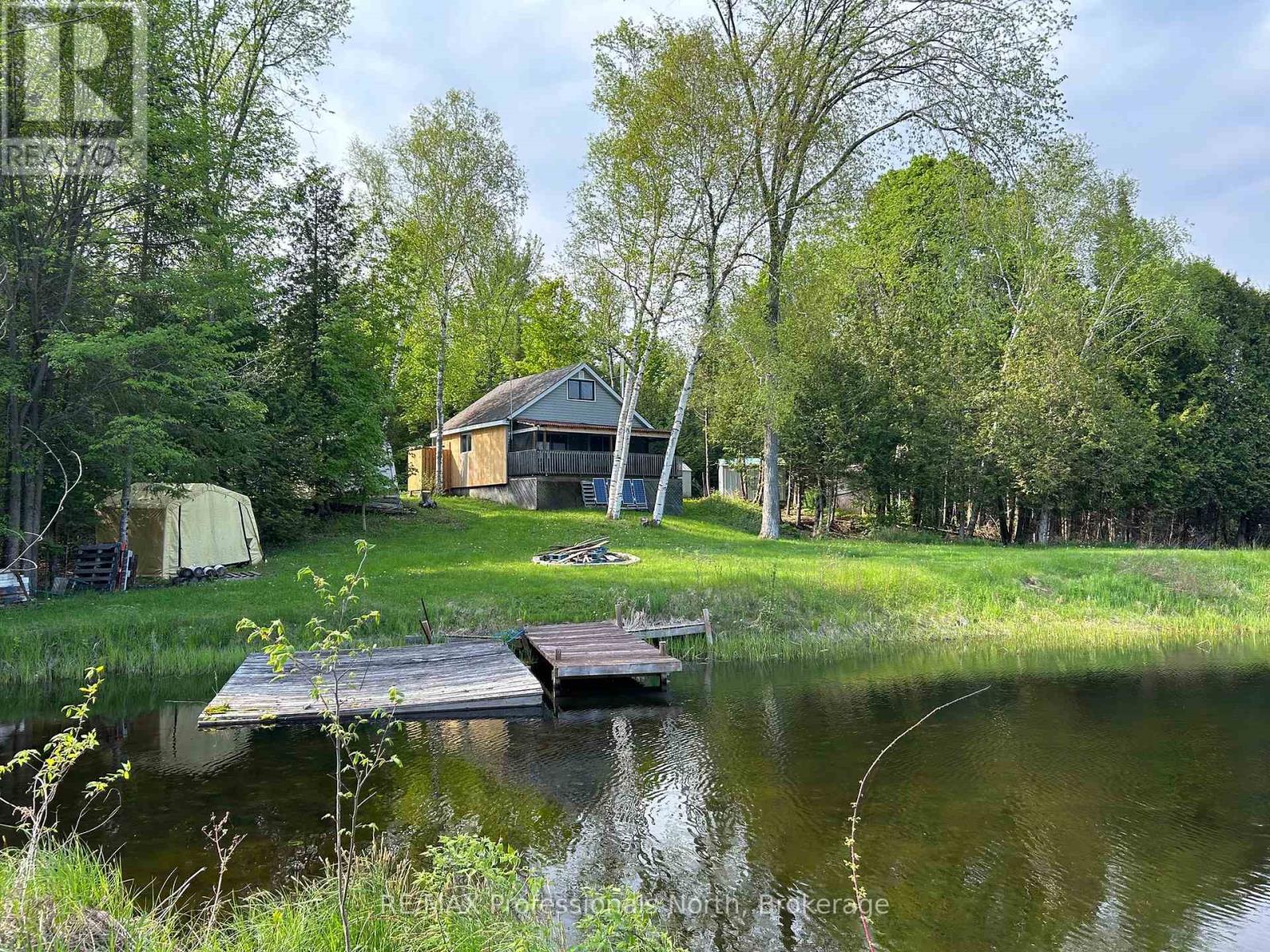 810 4th Line Property Photo 8