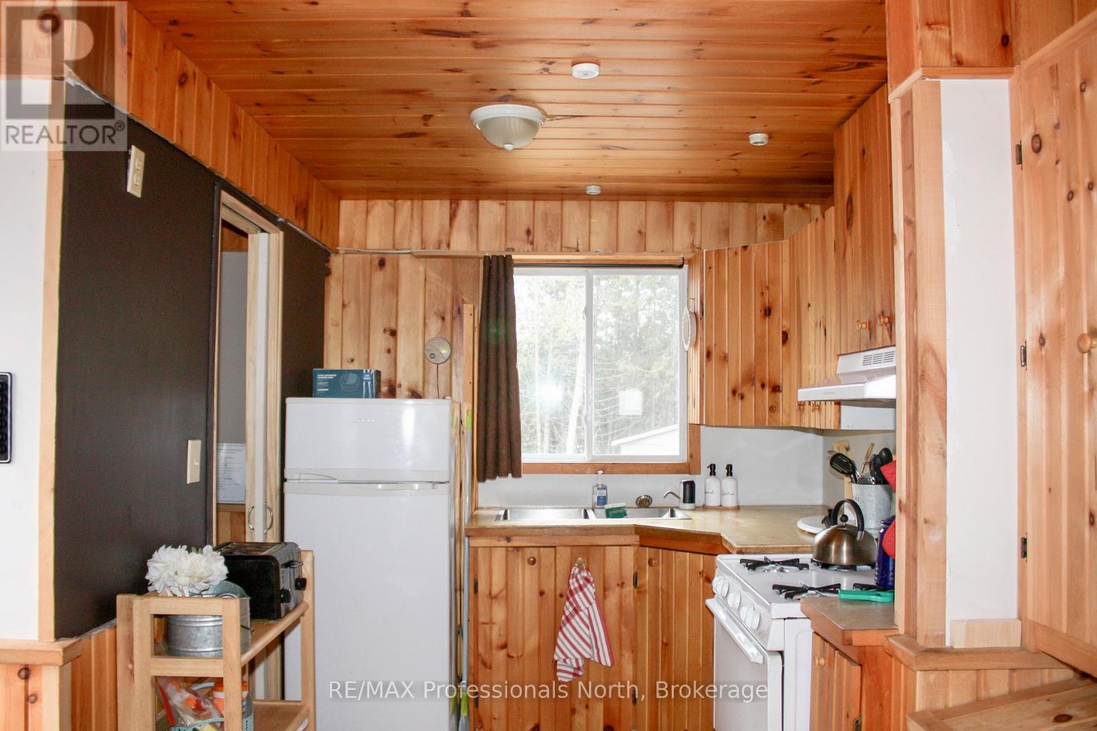 810 4th Line Property Photo 13