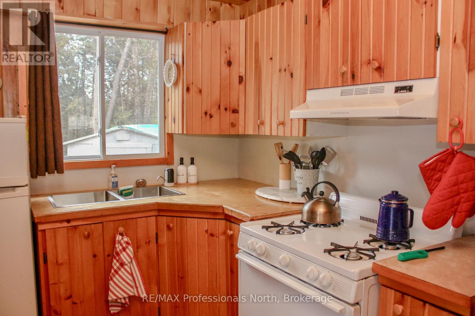810 4th Line Property Photo 14