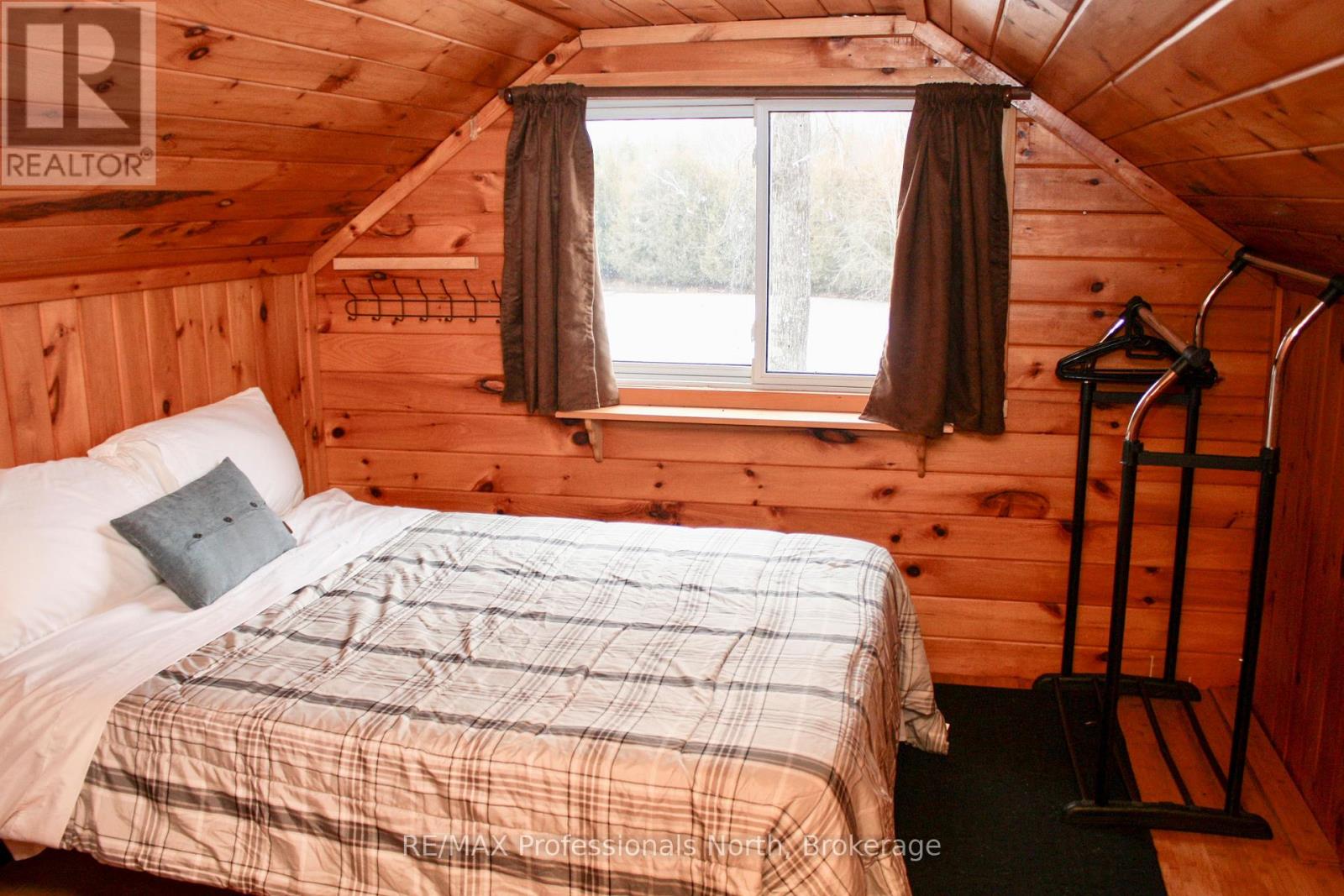 810 4th Line Property Photo 19
