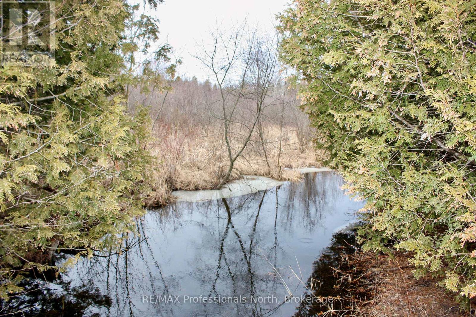 810 4th Line Property Photo 22