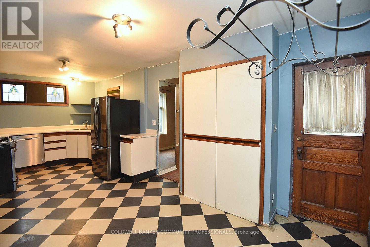 128 Hess Street S Property Photo 17