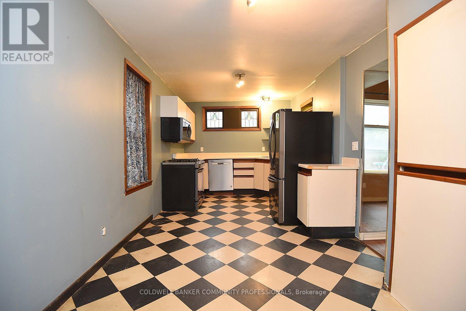 128 Hess Street S Property Photo 20