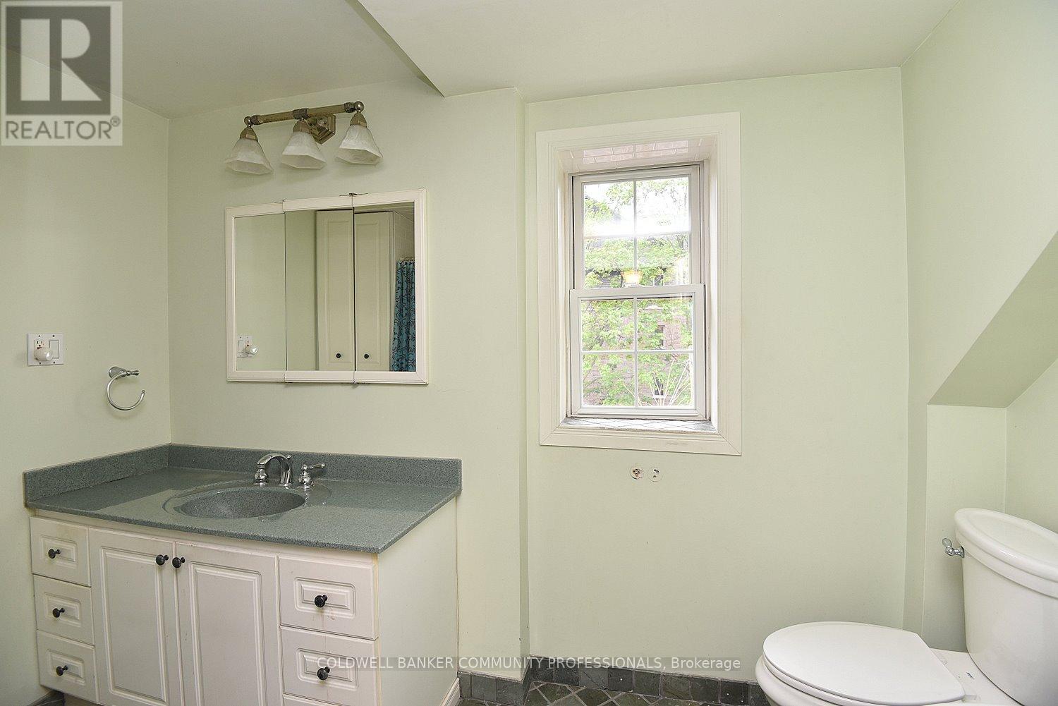 128 Hess Street S Property Photo 30