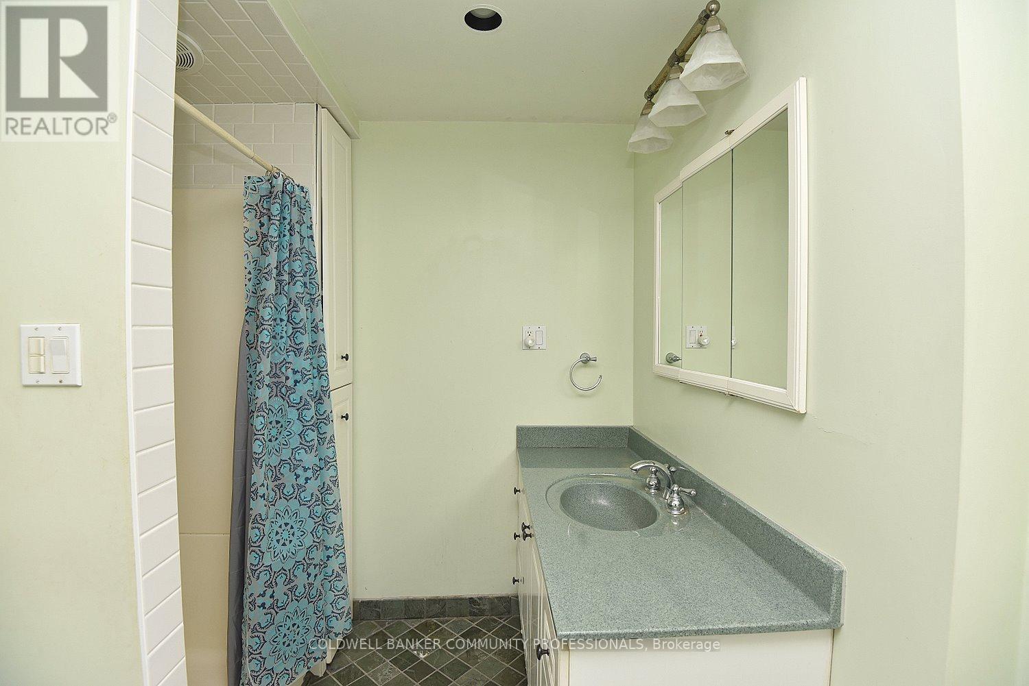 128 Hess Street S Property Photo 31