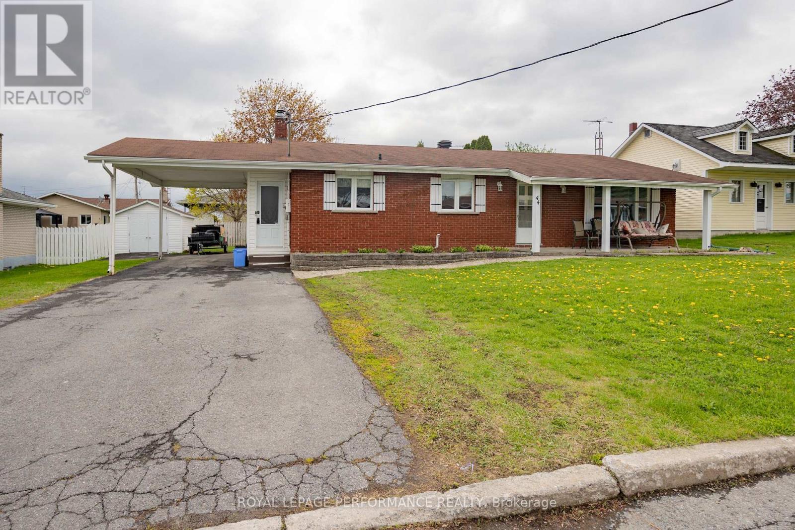 44 VICTORIA STREET W Property Photo 1