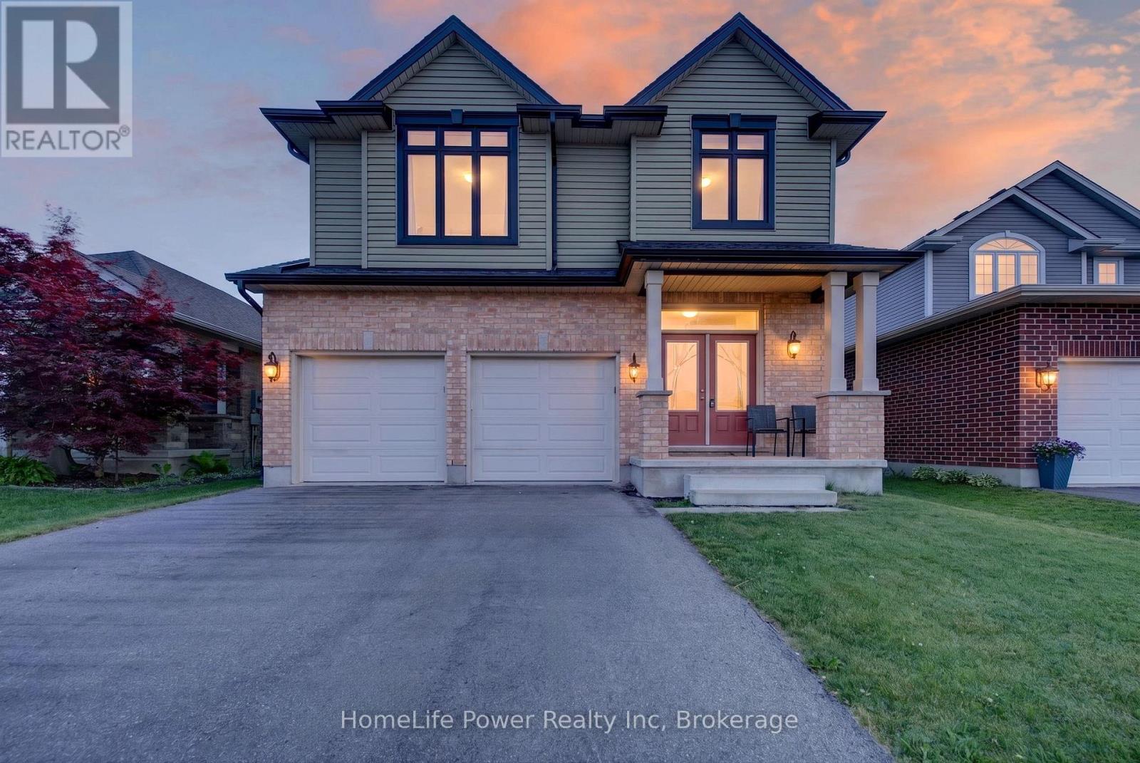 32 ASHBERRY PLACE Property Photo 1