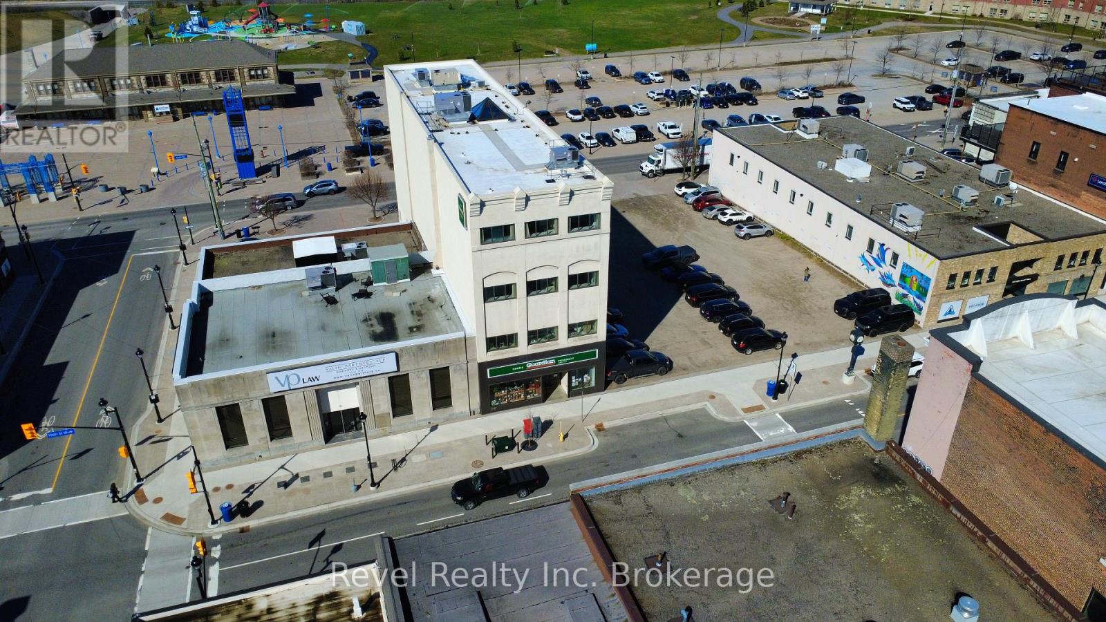 402 - 111 MAIN STREET W