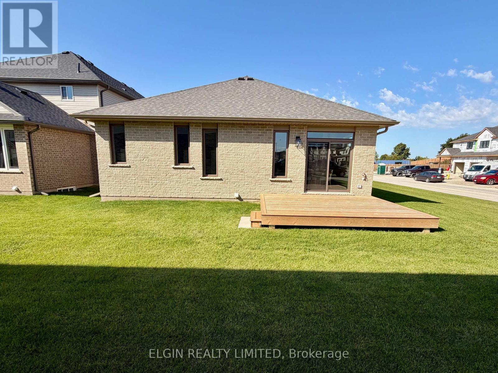 79 Hemlock Crescent Property Photo 2