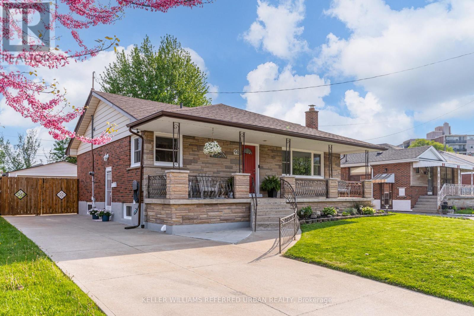 98 DUNCOMBE DRIVE