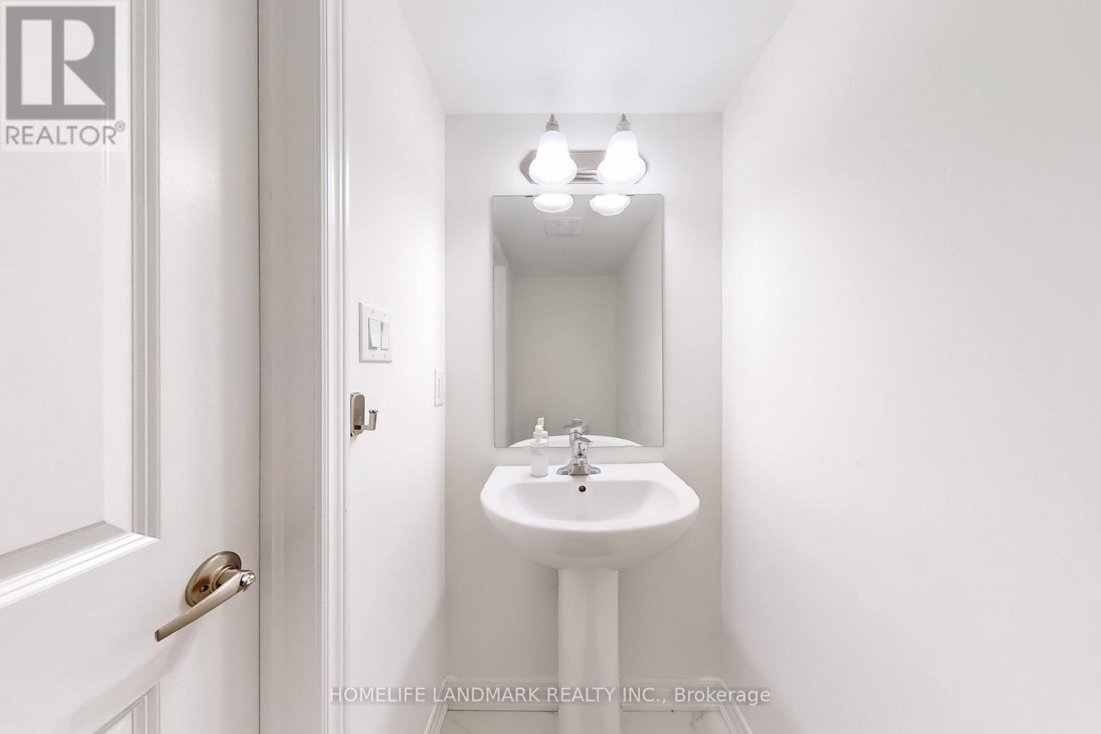 2 Reid Avenue N Property Photo 3