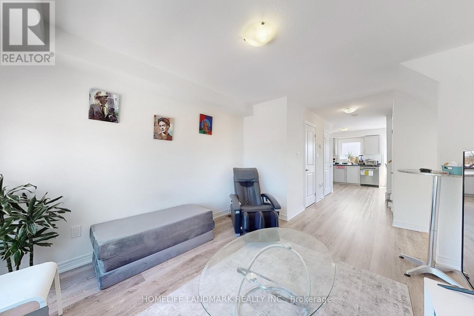 2 Reid Avenue N Property Photo 4