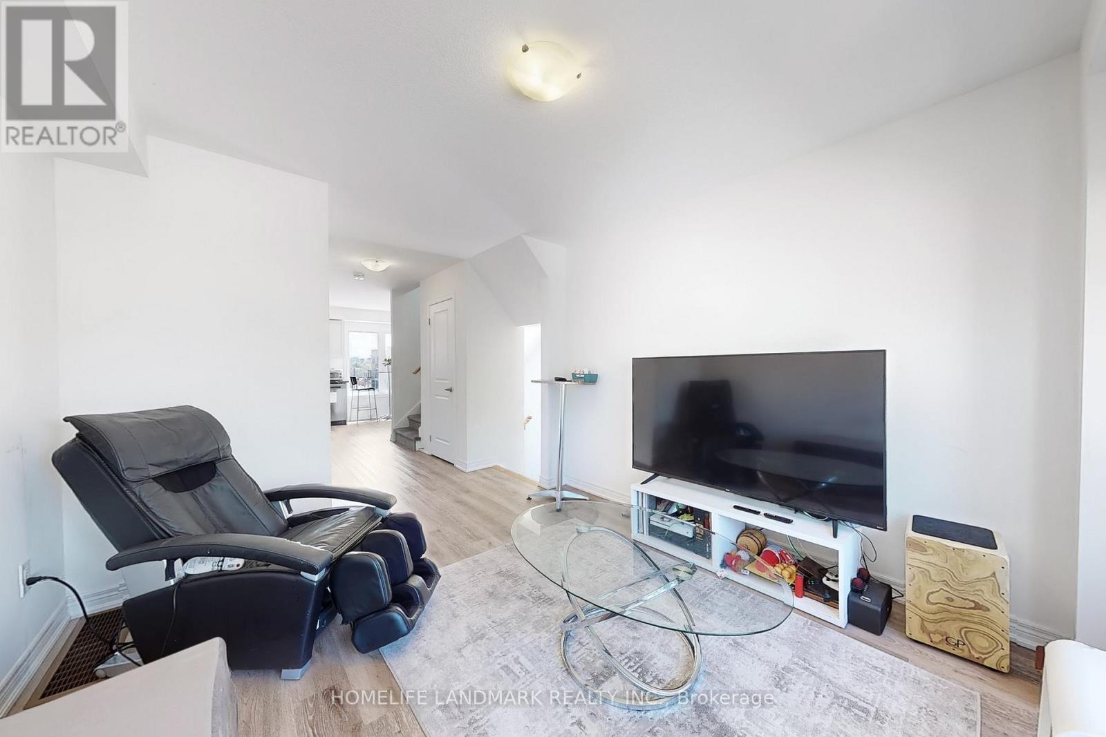2 Reid Avenue N Property Photo 5
