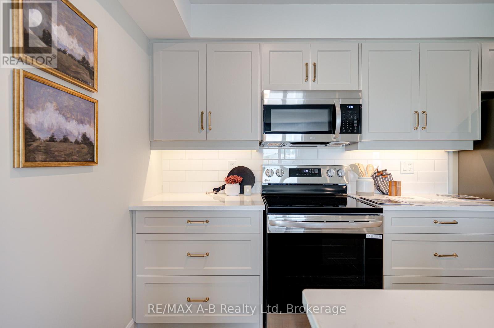 3 - 428 Queen Street W Property Photo 4