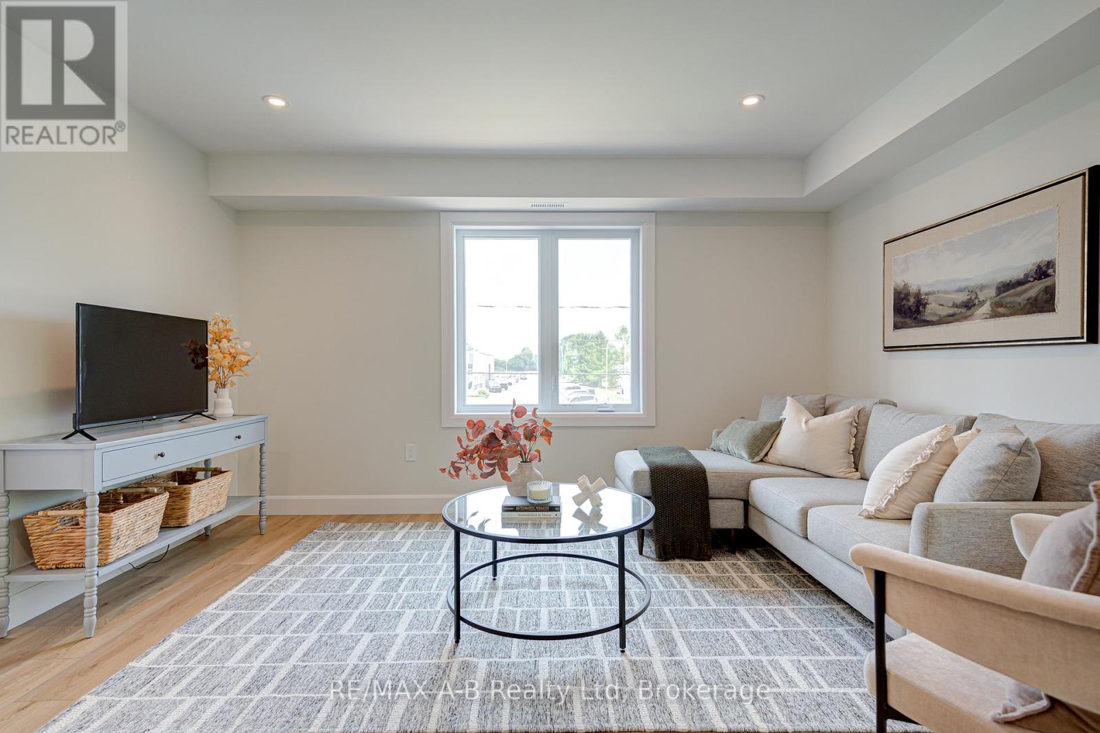 3 - 428 Queen Street W Property Photo 9
