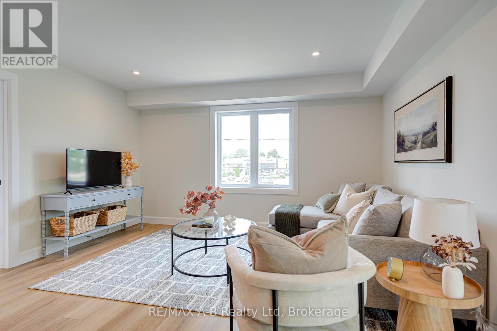 3 - 428 Queen Street W Property Photo 15