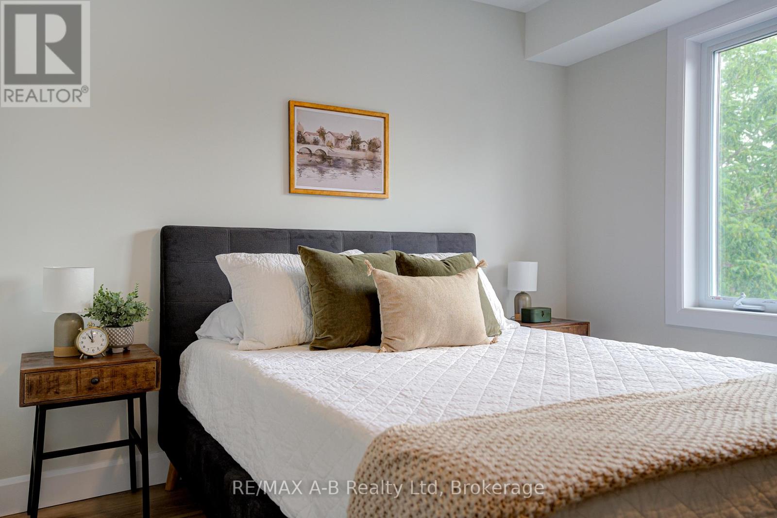 3 - 428 Queen Street W Property Photo 22