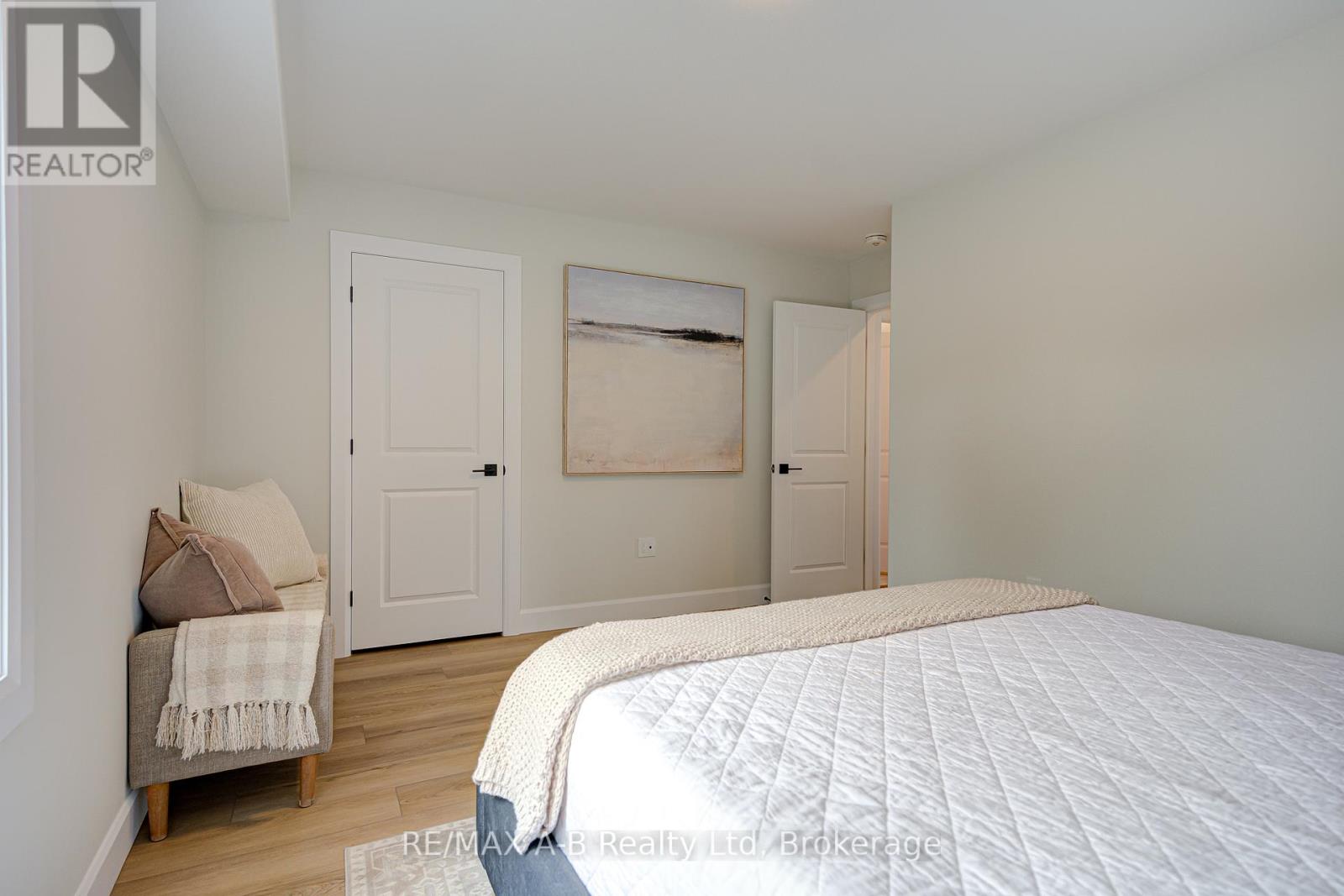 3 - 428 Queen Street W Property Photo 24
