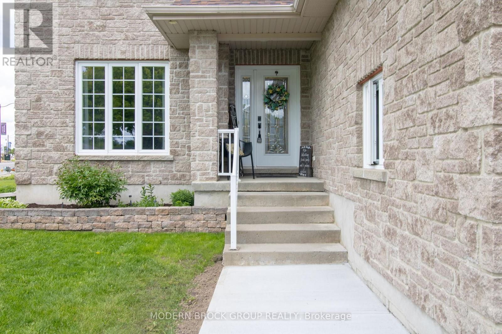 1000 Crestwood Drive Property Photo 3