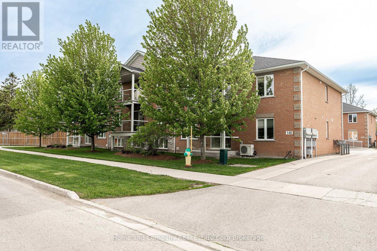 4 - 148 BORDEN STREET