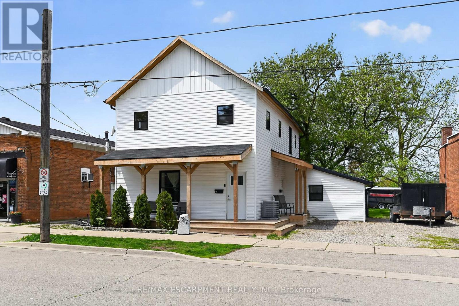 27 CAYUGA STREET N Property Photo 1