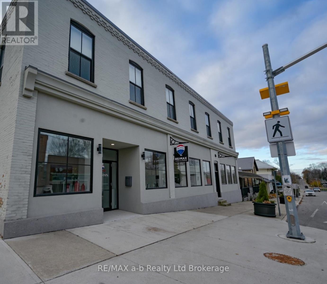 201 Main Street W Property Photo 6